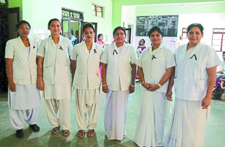 नर्सेज चरणबद्ध हड़ताल जारी: समाजसेवी संगठनों व मीडिया से सरकार तक आवाज पहुंचाने की मांग
