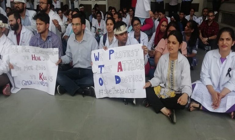 सरकार ने की शुरू कारवाही तो जानिये जूनियर डॉक्टर ने कैसे ख़त्म की हड़ताल
