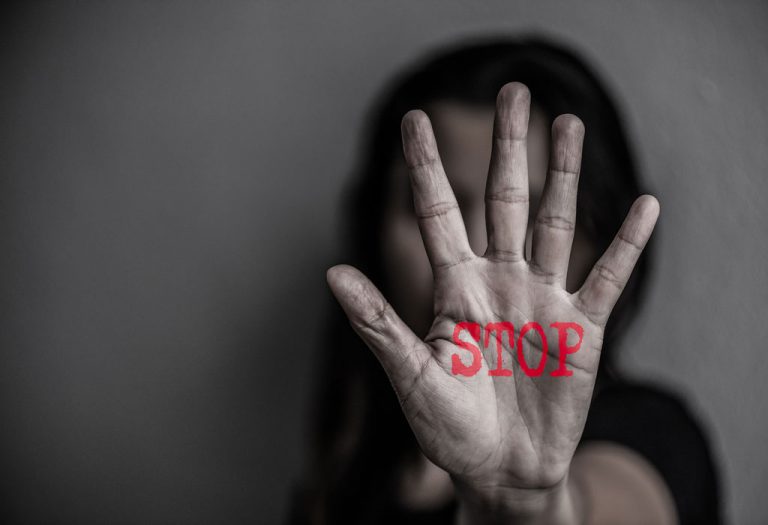 जूस पिते ही युवती बेहोस हो गई फिर युवक ने किया उसके साथ दुष्कर्म
