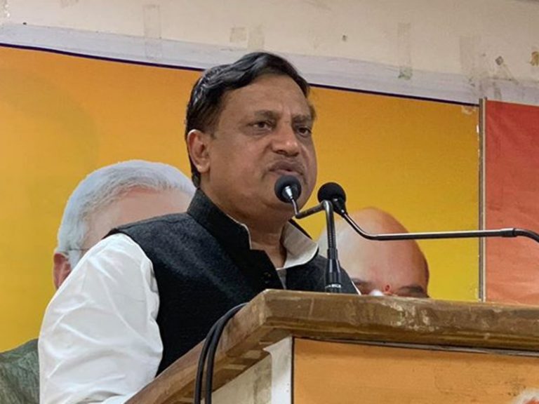 बीजेपी के इस नेता ने कहा इन दुकानों पर लगे प्रधानमंत्री और शिवराज की तस्वीर
