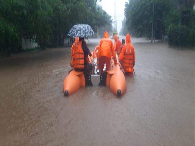 भारी बारिश के चलते महाराष्ट्र में 135 लोगो की मौत,कर्नाटक के लिए रेड अलर्ट