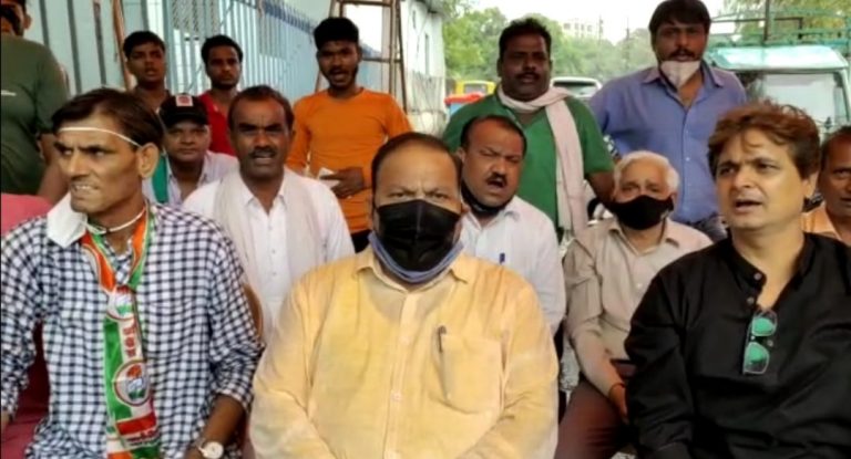 ऊर्जा मंत्री के खिलाफ कांग्रेस का हल्ला बोल, बिजली बिल माफी को लेकर दिया धरना