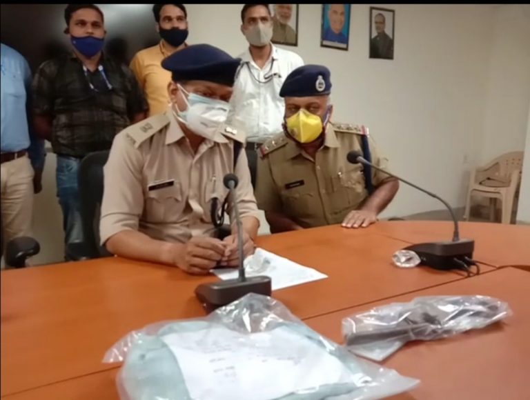 कार लूटकांड पर पुलिस का खुलासा, 2 लुटेरों को पकड़ अर्टिगा कार को किया बरामद