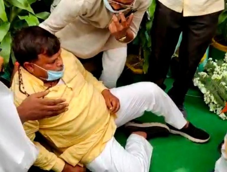 मंच से गिरे कैबिनेट मंत्री प्रद्युम्न सिंह तोमर, लगी अंदरूनी चोट, भेजा अस्पताल
