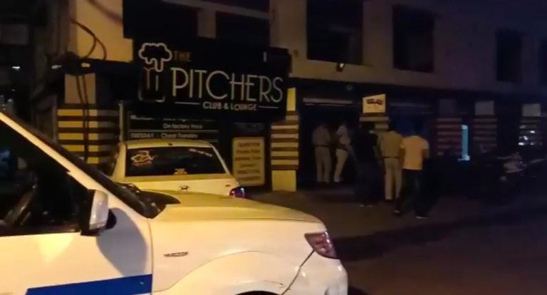 क्लब में देर रात चल रही पार्टी, पुलिस ने की छापेमार कार्रवाई 