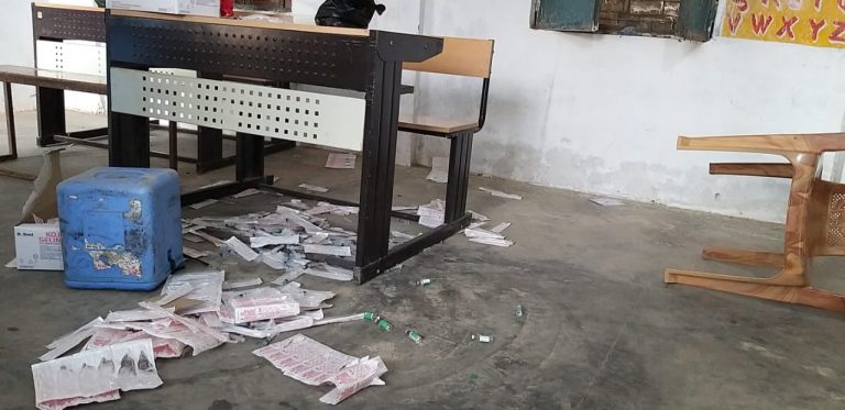 वैक्सीनेशन कराने उमड़ी भीड़ ने केंद्र पर की तोड़फोड़ लूटी वैक्सीन, कर्मचारियों से की धक्का-मुक्की