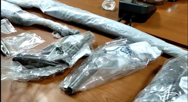 पुलिस ने उत्तर प्रदेश से लाकर हथियार बेचने वाले पकड़े, देसी बंदूक चार कट्टे और कारतूस बरामद