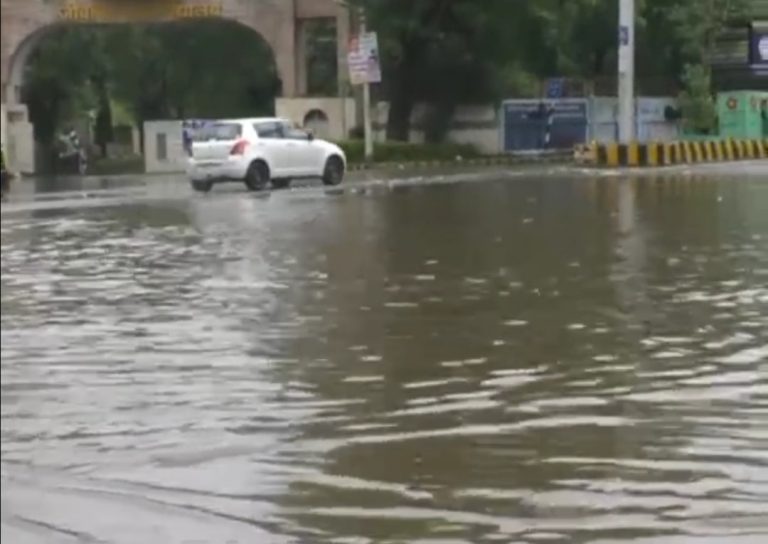तेज बारिश में शहर हुआ जलमग्न: कहीं सड़कों पर नदियां बही, तो कहीं चौराहे बने तालाब
