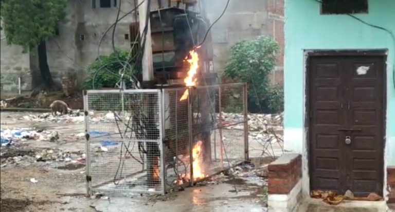 ट्रांसफार्मर में भड़की आग: लोगों की मदद से बिजली विभाग ने पाया काबू