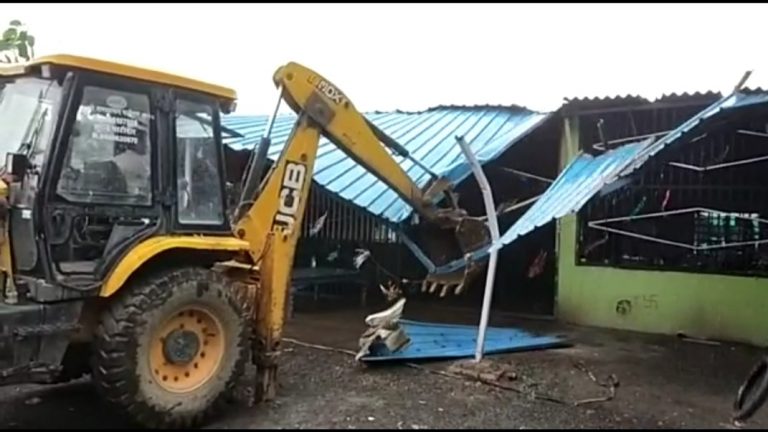 प्रदेश में जहरीली शराब से 14 लोगों की मौत, शराब बेचने वाले ढाबों पर चला प्रशासन का बुलडोजर