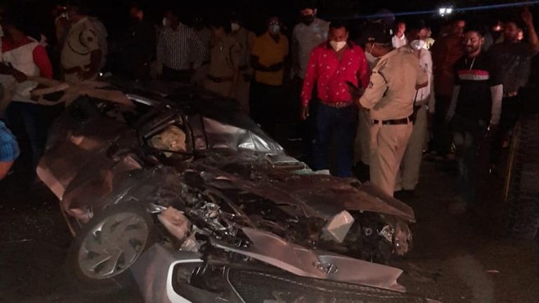 भोपाल में तेज रफ़्तार कार घुसी ट्रक में 4 युवको की मौत और 1 गंभीर घायल