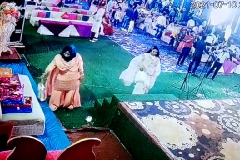 सूटबूट वाला बच्चा चोर, शादी समारोह में गहनों से भरा बैग चोरी