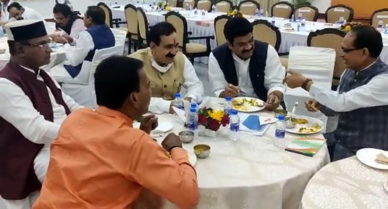 CM शिवराज ने प्रभारी मंत्रियों को दी डिनर पार्टी, दिए ये अहम निर्देश