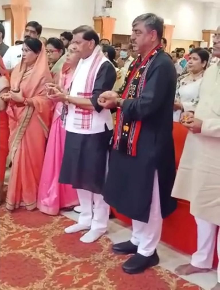 BJP जिला अध्यक्ष जूते पहनकर सुंदरकांड में शामिल, वीडियो वायरल होने पर जमकर हो रही किरकिरी