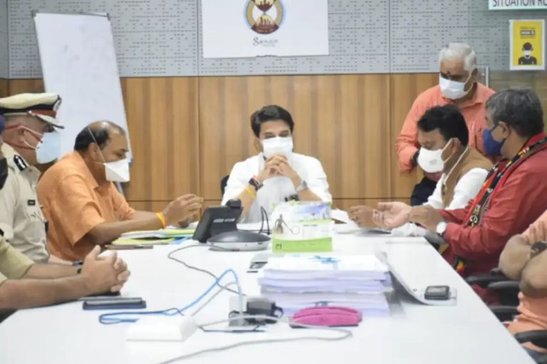 एक्शन में ज्योतिरादित्य सिंधिया,  कमांड सेंटर में आधी रात को की आपात बैठक