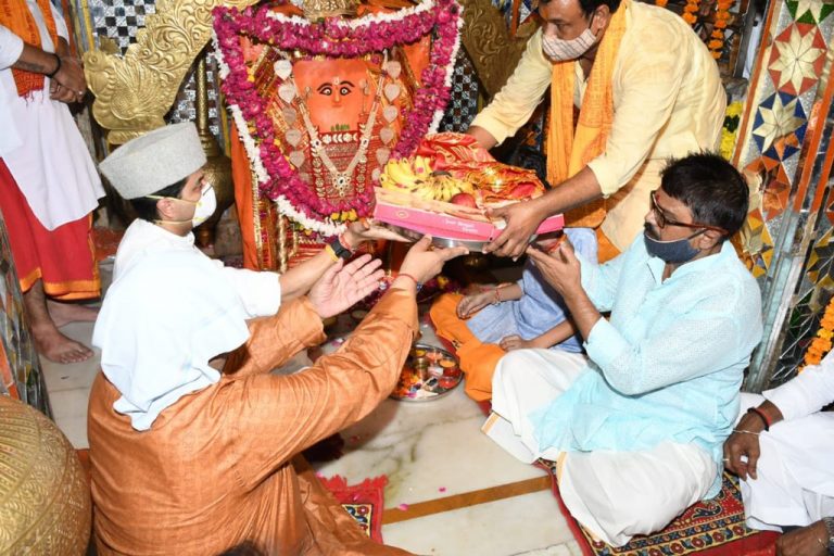 केंद्रीय मंत्री सिंधिया ने मांढ़रे की माता मंदिर में पहुंचकर की पूजा,अब अफसरों के साथ करेंगे समीक्षा बैठक 