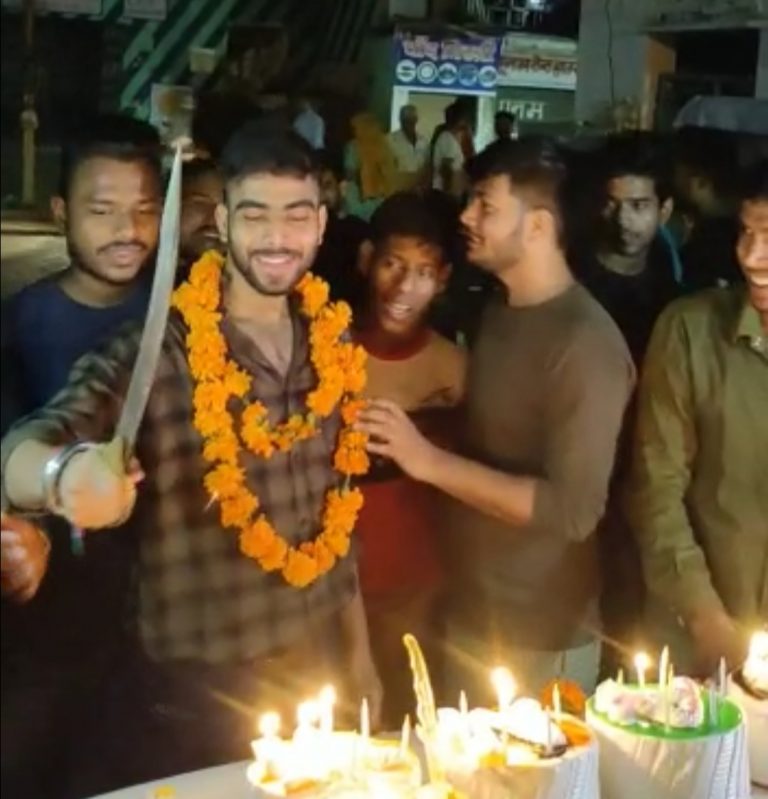 एक बार फिर दिखा बर्थडे पार्टी में हथियारों का टशन: तलवार से काटा केक, लाइसेंसी हथियार से की फायरिंग