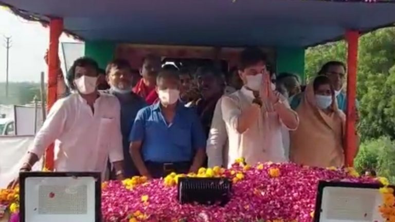सिंधिया के रोड शो ने शहर में किया प्रवेश, उमस भरी गर्मी मे रथ के आगे कई किलोमीटर दौड़े सुरक्षा में तैनात पुलिस जवान