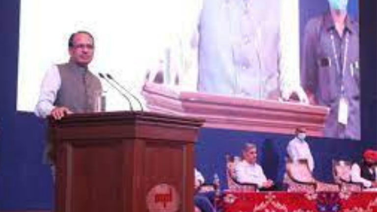 आगर, शाजापुर, नीमच सौर पार्क को लेटर आफ अवार्ड का वितरण करने पहुंचे CM शिवराज