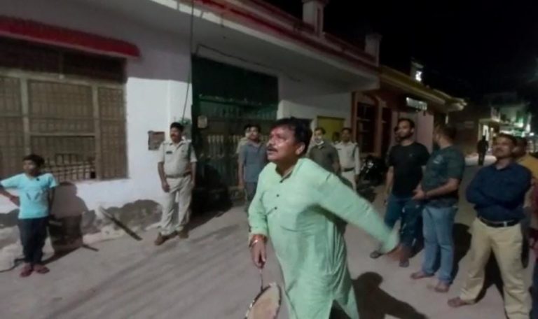 आई बचपन की याद तो बच्चों के साथ बच्चा बने मंत्री, जनसम्पर्क के दौरान गाड़ी से उतरकर बैट मिन्टन खेलने पहुंचे मंत्री