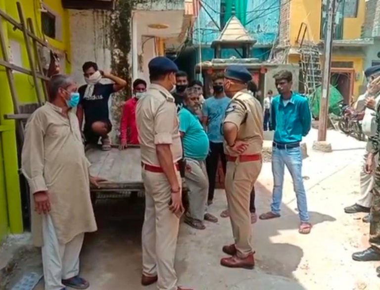 पति-पत्नी सहित मुंह बोली बेटी का मिला शव, हत्या की आशंका से इलाके में हड़कंप