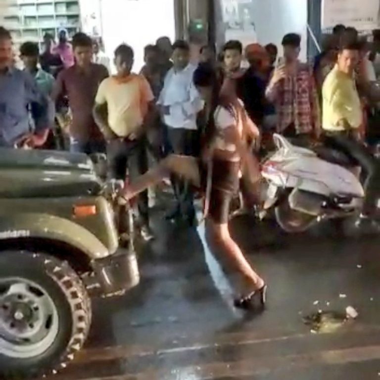 नशे की हालत में युवती ने किया हंगामा, आर्मी की गाड़ी में की तोड़फोड़