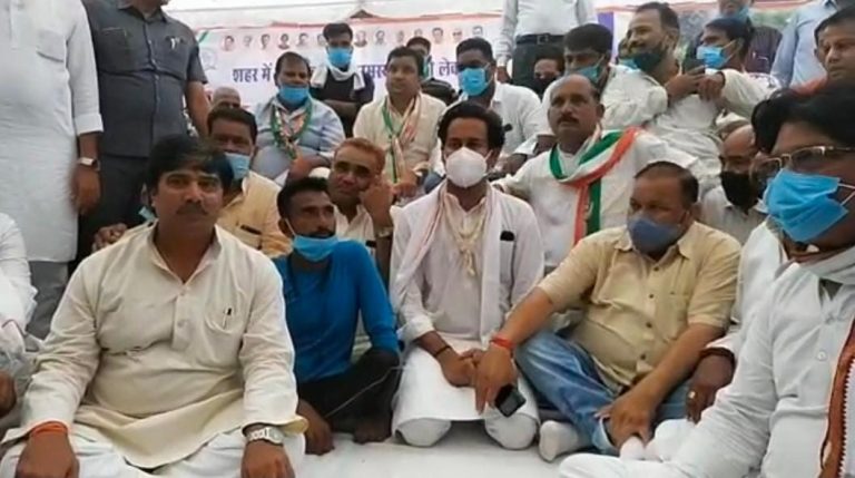 कांग्रेस विधायक का निगम के खिलाफ हल्ला बोल, हजारों कार्यकर्ताओं के साथ किया निगम का घेराव