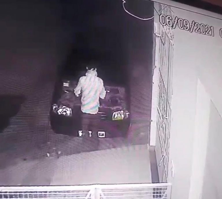 चोर ने मुख्य दरवाजे की कुंडी पर रस्सी बांधकर, कार से चुराई बैटरी