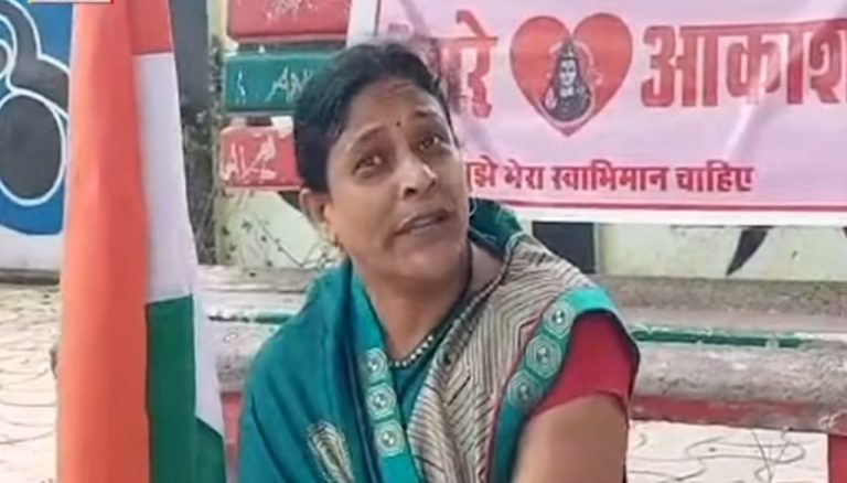 43 साल की महिला 10 साल छोटे आरक्षक के इश्क में दिवानी, तिरंगा लेकर धरने पर बैठी