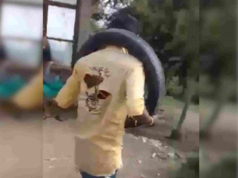 प्रेमी जोड़े को दी तालीबानी सजा, गले में टायर डालकर डंडों से की पिटाई