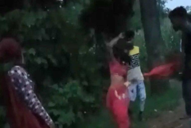 पति ने पत्नी की सरेआम डंडे से की पिटाई ,वीडियो वायरल होने पर पांच गिरफ्तार