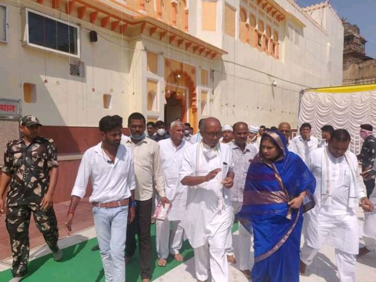 कांग्रेस प्रत्याशी के नामांकन को लेकर ओरछा पंहुचे पूर्व मुख्यमंत्री दिग्विजय सिंह