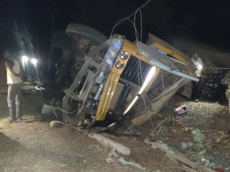 गिट्टी से भरा ट्राला सड़क किनारे बने घरों पर पलटा, 4 लोगों की मौत