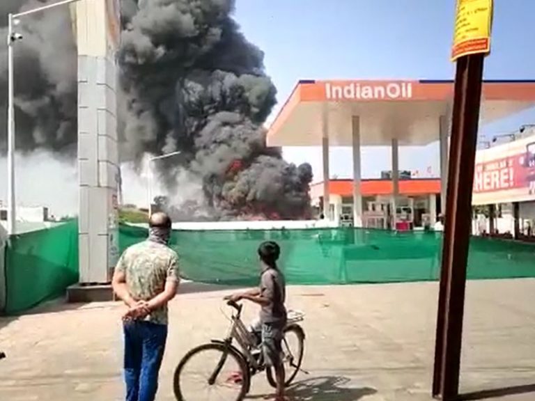 MP के इस जिले में पेट्रोल पंप के पास लगी भीषण आग, फायर ब्रिगेड मौके पर पहुंची