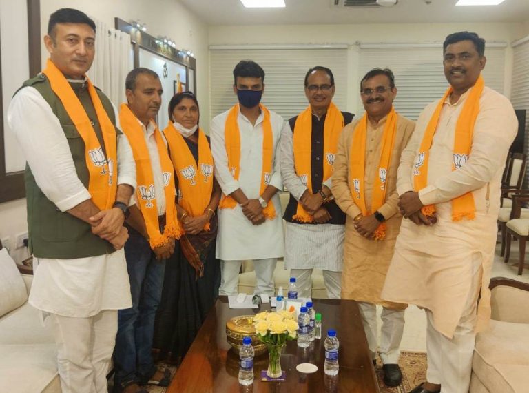 कांग्रेस को बड़ा झटका, कांग्रेस की सुलोचना रावत बीजेपी में हुई शामिल