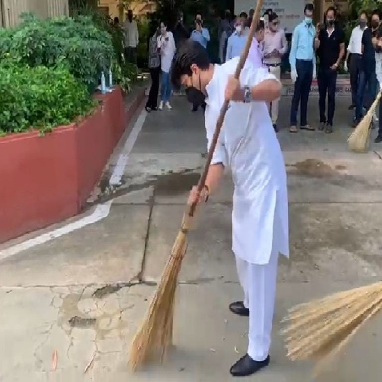 केंद्रीय मंत्री ज्योतिरादित्य सिंधिया ने पहली बार पब्लिक प्लेस पर लगाई झाड़ू