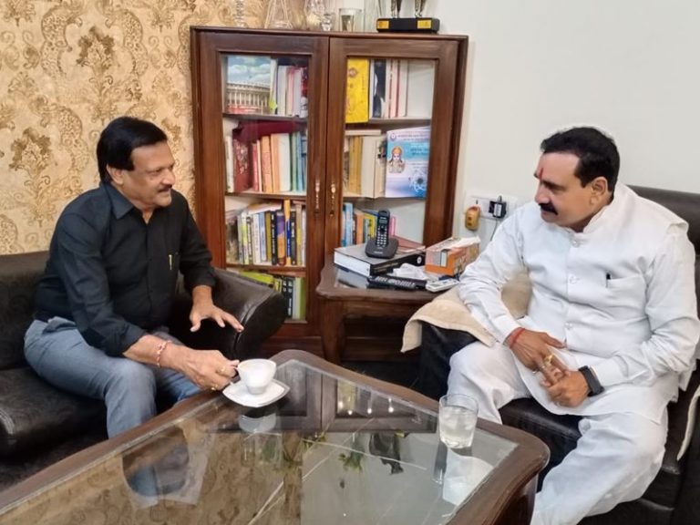 उपचुनाव से पहले कांग्रेस नेता की गृह मंत्री नरोत्तम मिश्रा से बंद कमरे में चर्चा