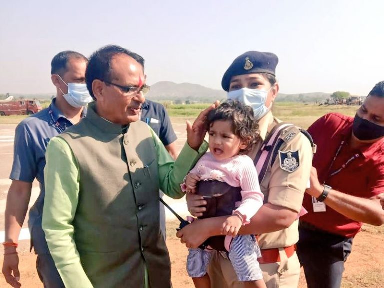 बच्ची को खुद से बांध ड्यूटी कर रही महिला DSP,सीएम शिवराज ने देख कही ये बड़ी बात