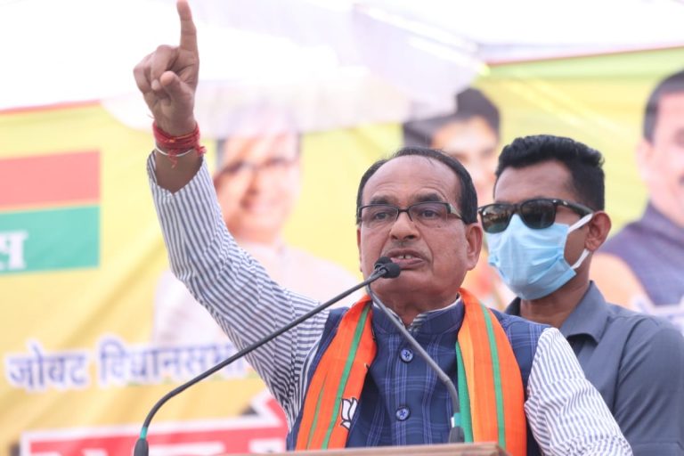 चुनावी सभा में सीएम शिवराज के बड़े ऐलान ,कमलनाथ पर कसा तंज