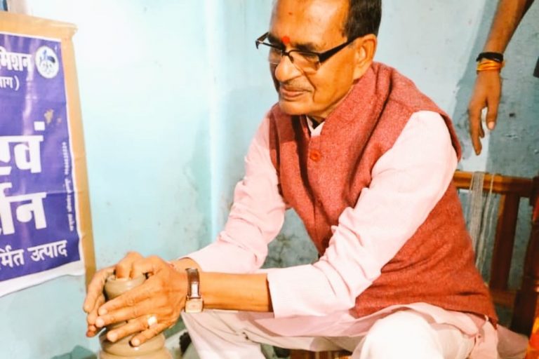 सीएम शिवराज ने बनाया मिट्टी का दीया व कुल्हड़,कही ये बड़ी बात