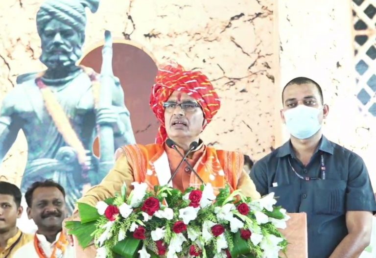 सीएम शिवराज बोले अधिकारी-कर्मचारियों को नौकरी करने लायक नहीं छोडूंगा