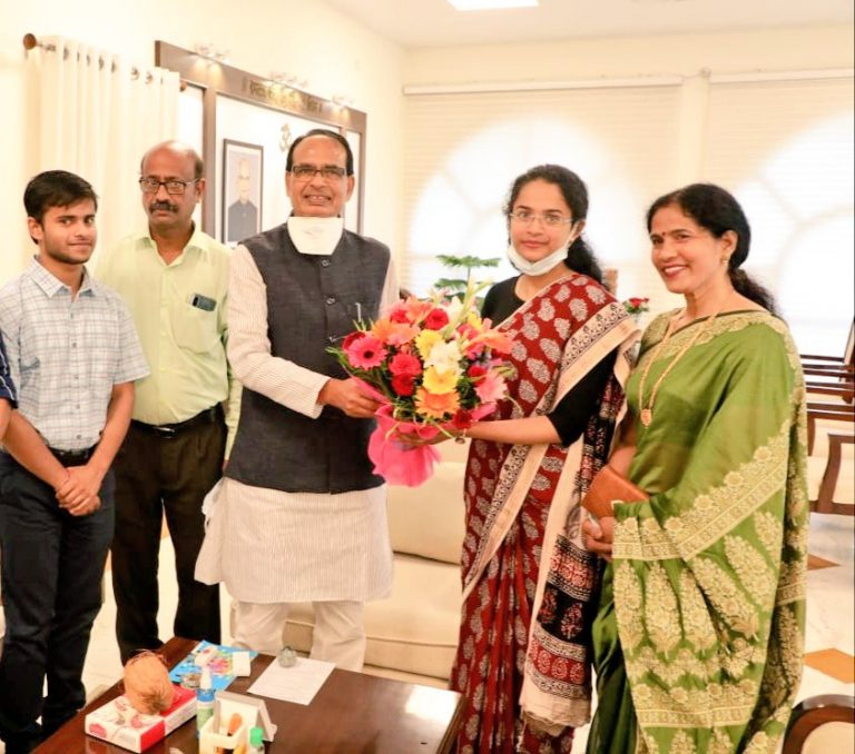 सीएम शिवराज ने यूपीएससी टॉपर जागृति अवस्थी के साथ किया पौधरोपण,कही ये बड़ी बात