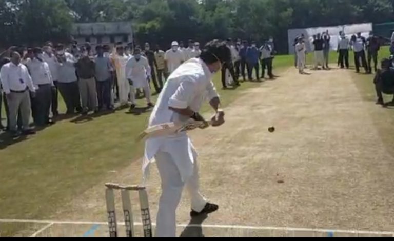 केंद्रीय मंत्री सिंधिया ने खेला मैच, पूर्व आईएएस की बॉल पर हुए क्लीन बोल्ड