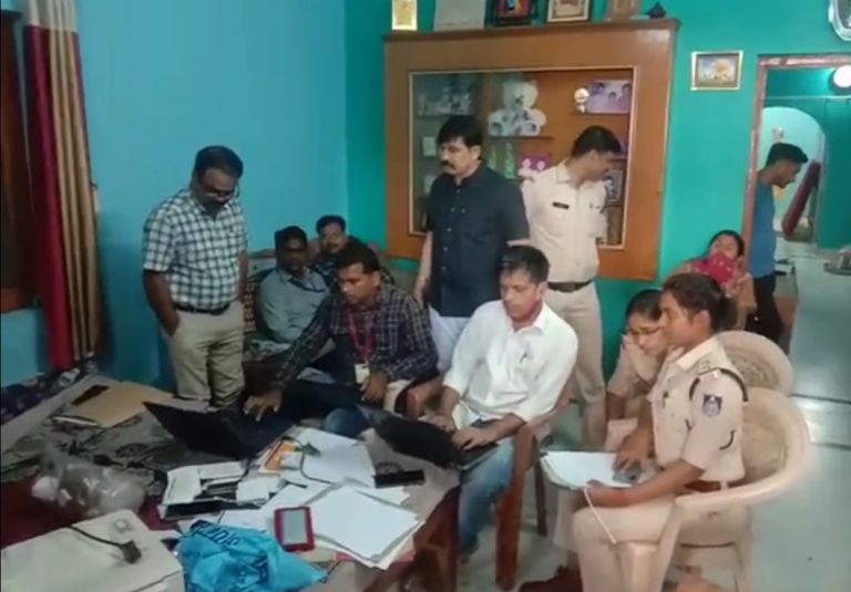 अशोक नगर में पदस्थ सीएमओ के घर EOW का छापा, करोड़ों रुपए की दर्जनभर संपत्ति के मिले दस्तावेज