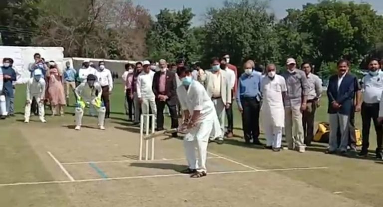 ग्वालियर में केंद्रीय मंत्री सिंधिया ने क्रिकेट में आजमाया हाथ,कही ये बड़ी बात