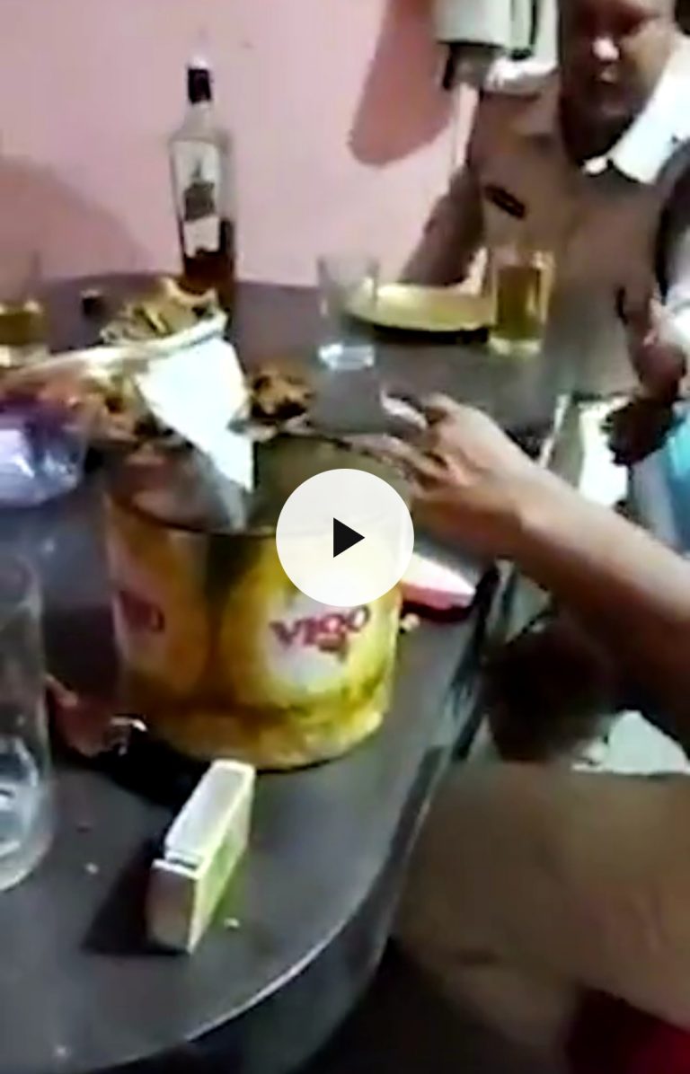 MP के 2 ASI वर्दी में पुलिस चौकी टेबल पर शराब पीते आए नज़र