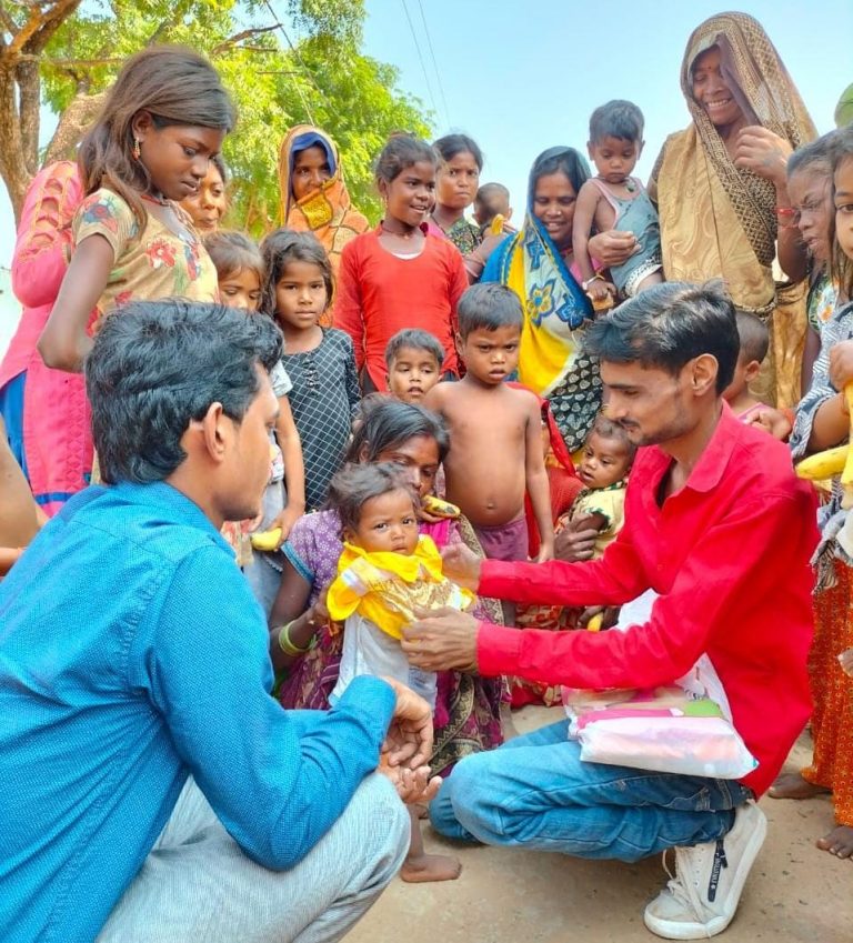 युवाओं में रघु के जन्मदिन को लेकर भारी उत्साह, आदिवासी वस्ती पहुंचकर मनाया जन्मदिन