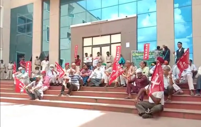 यूपी में किसानों की मौत पर बवाल: संयुक्त किसान मोर्चा का कलक्ट्रेट पर धरना प्रदर्शन कर की यह मांग