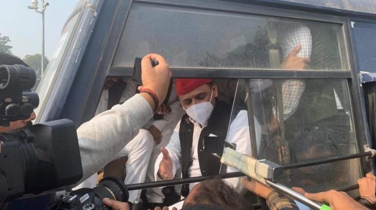अखिलेश यादव को पुलिस ने किया गिरफ्तार, धू-धू कर जल उठी पुलिस की गाड़ी