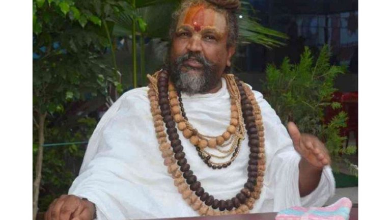 एमपी में कम्प्यूटर बाबा की कार ट्रॉले से भिड़ी, ड्राइवर घायल 